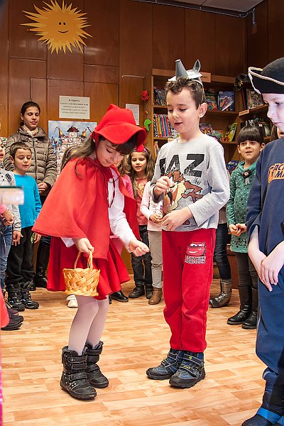 _DSC2000 copy.jpg - Откриване на изложба с рисунки на деца от ЦДГ "Синчец" в Детски и средношколски комплекс